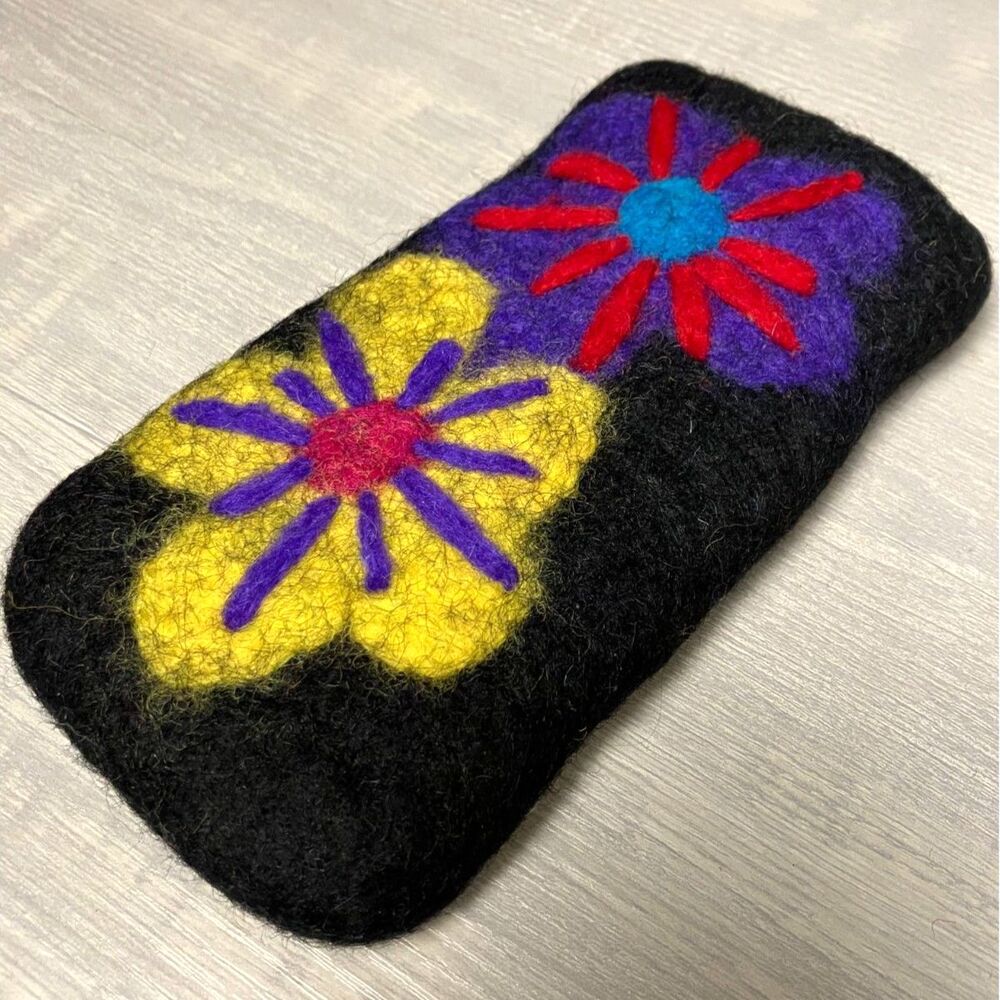 Wool glasses holder with flowers